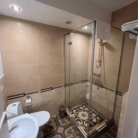 Sveciu Namai - Pilies Papedeje