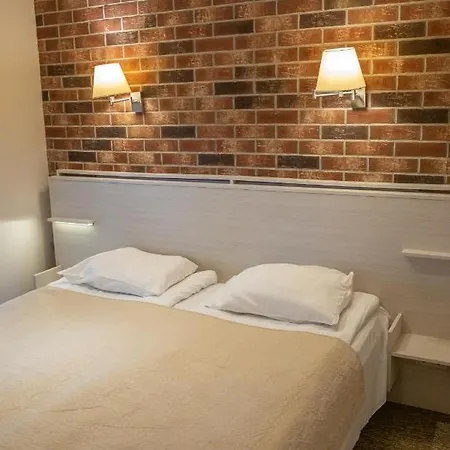 Sveciu Namai - Pilies Papedeje