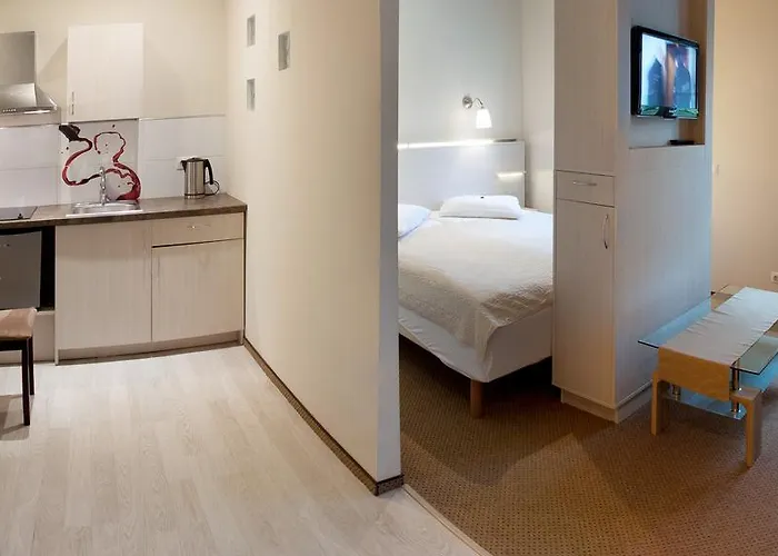 Sveciu Namai - Pilies Papedeje *